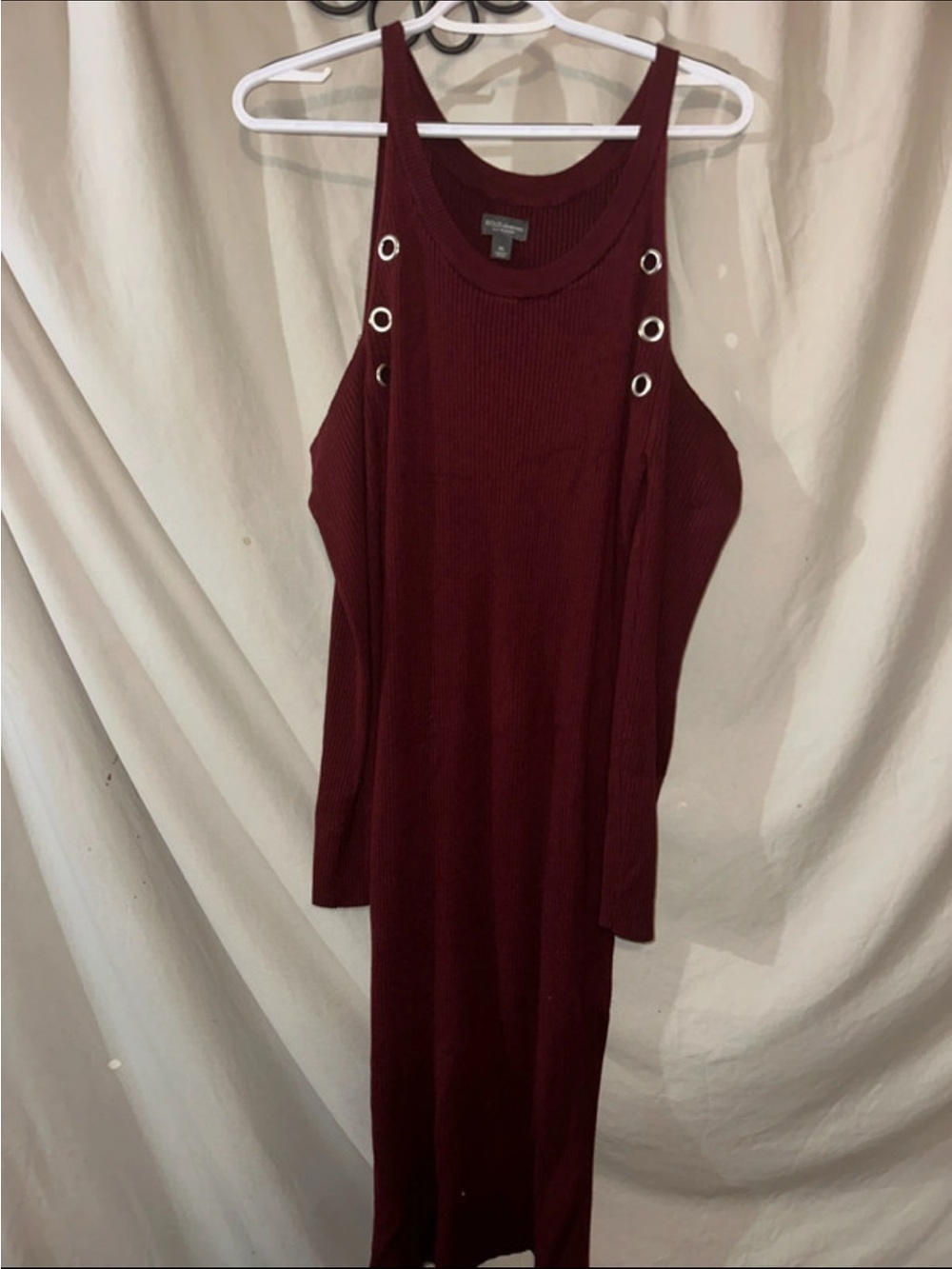 BOLD elements Burgundy Ribbed Cold-Shoulder Midi Dress with Grommets